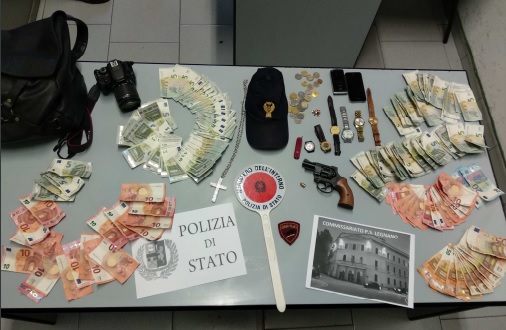 Ruba denaro e una pistola scacciacani e si mette a sparare