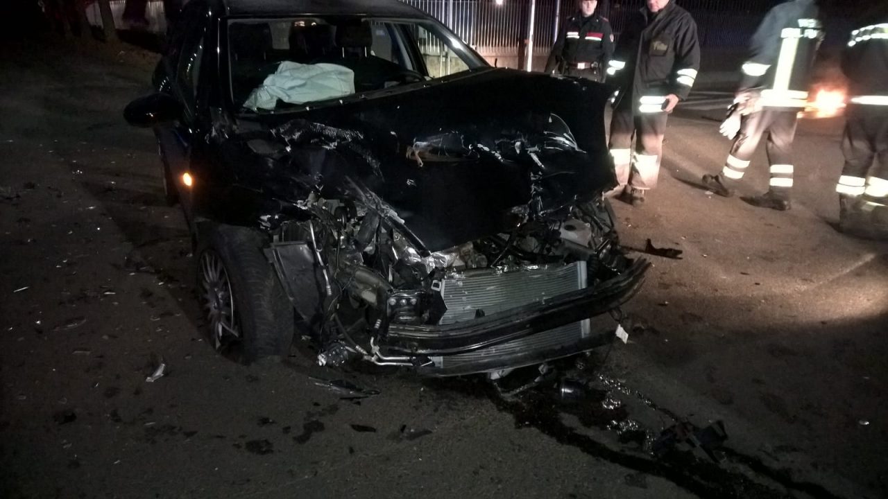 Schianto contro i pompieri, il 22enne sta meglio
