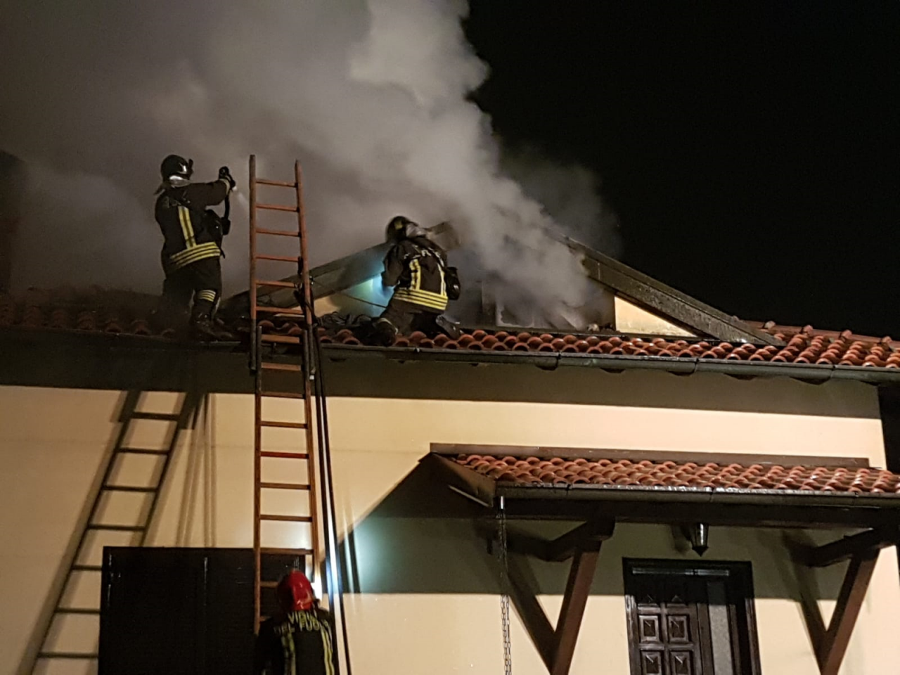 Fiamme in via Pasubio, Vigili del Fuoco a Tradate