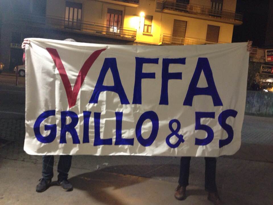 Beppe Grillo contestato a Varese: ora il “Vaffa” è tutto per lui