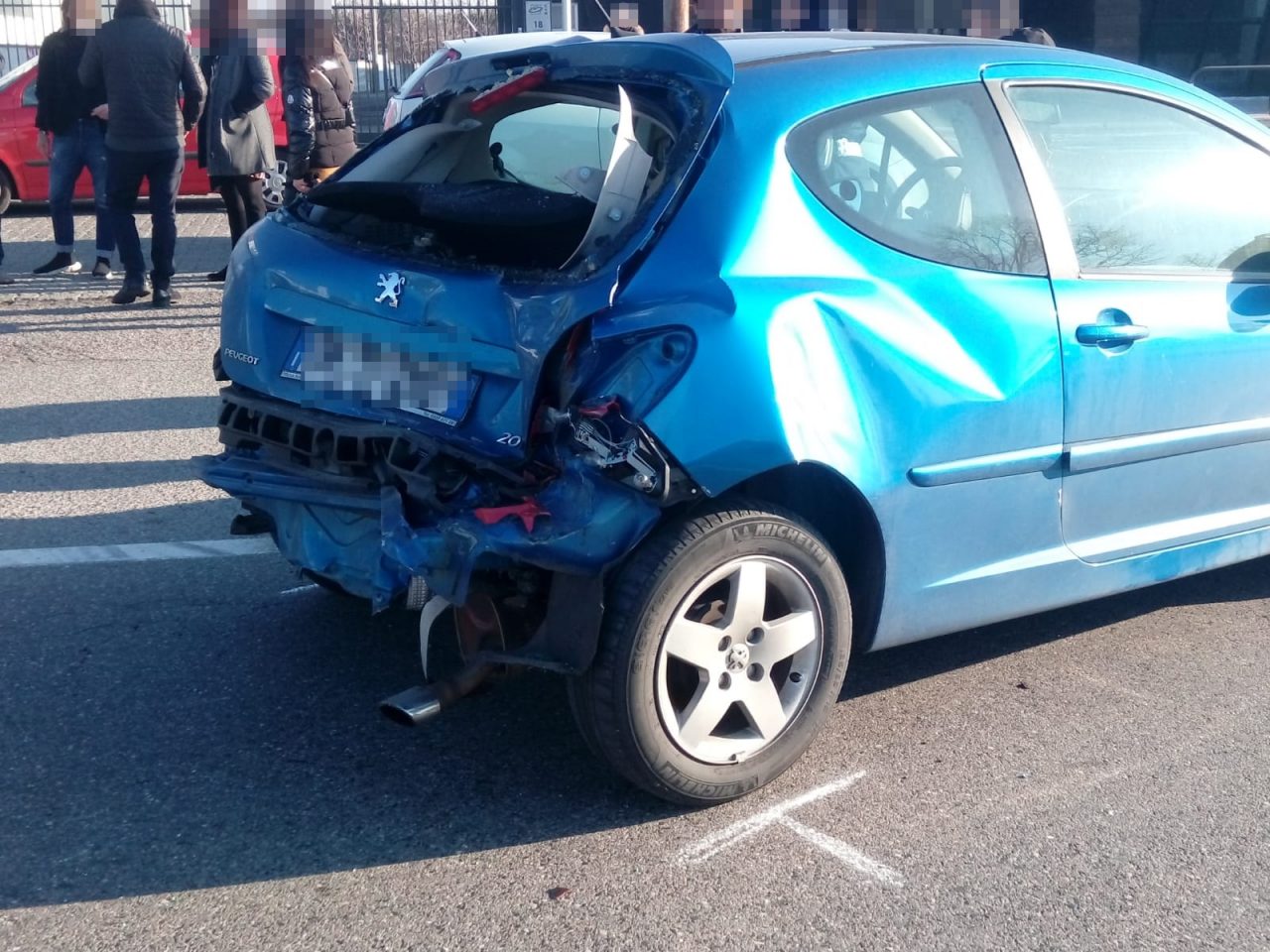 Scontro tra camion e auto paura sul Sempione FOTO