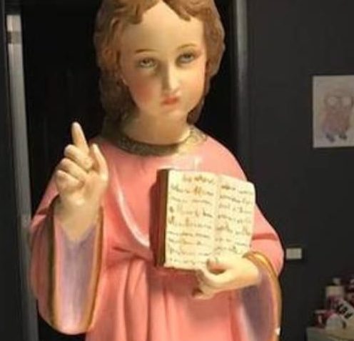 Operaio ruba la statua di Gesù bambino: beccato dalla Polizia locale