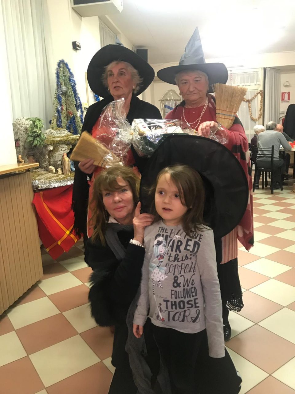 Befana fa visita a nonni e nipoti al Centro anziani FOTO