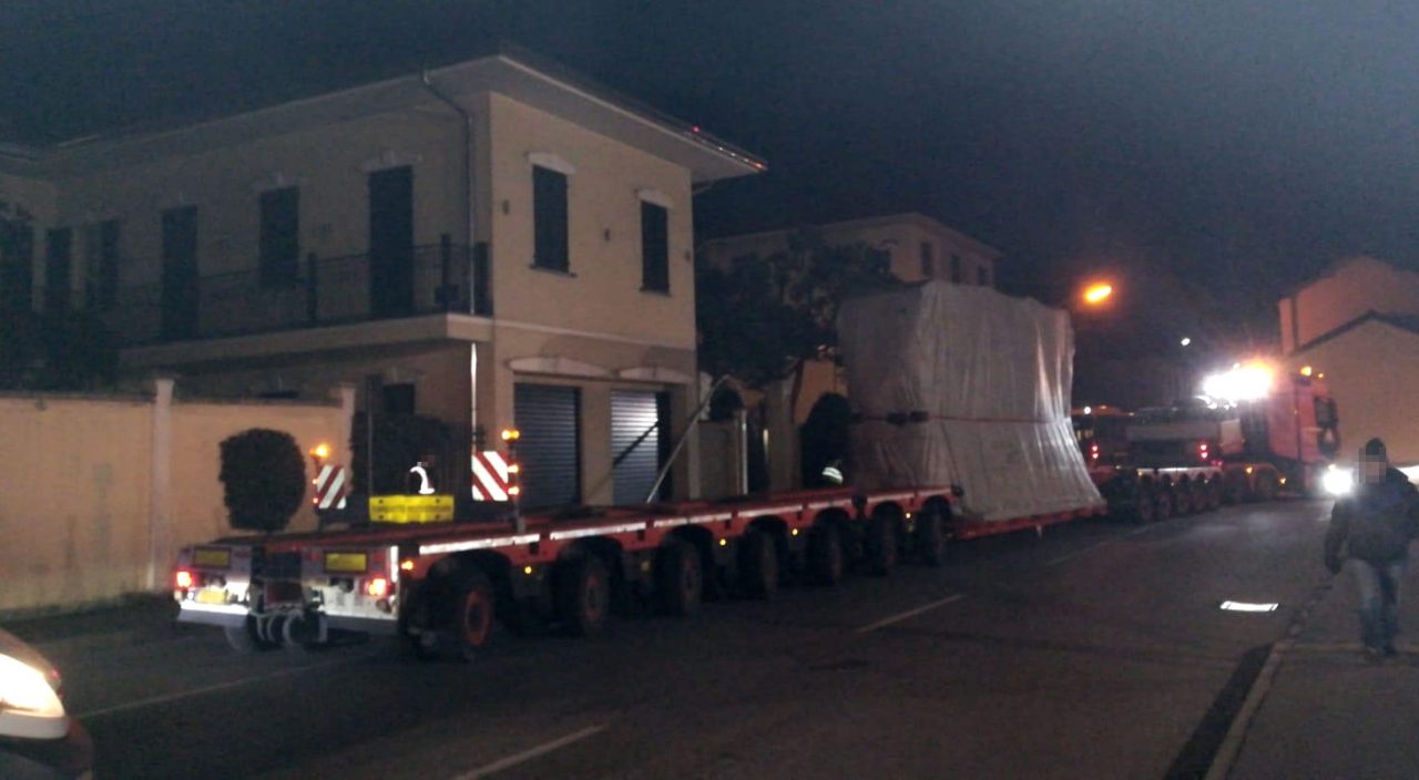 Trasporto eccezionale abbatte lampione LE FOTO