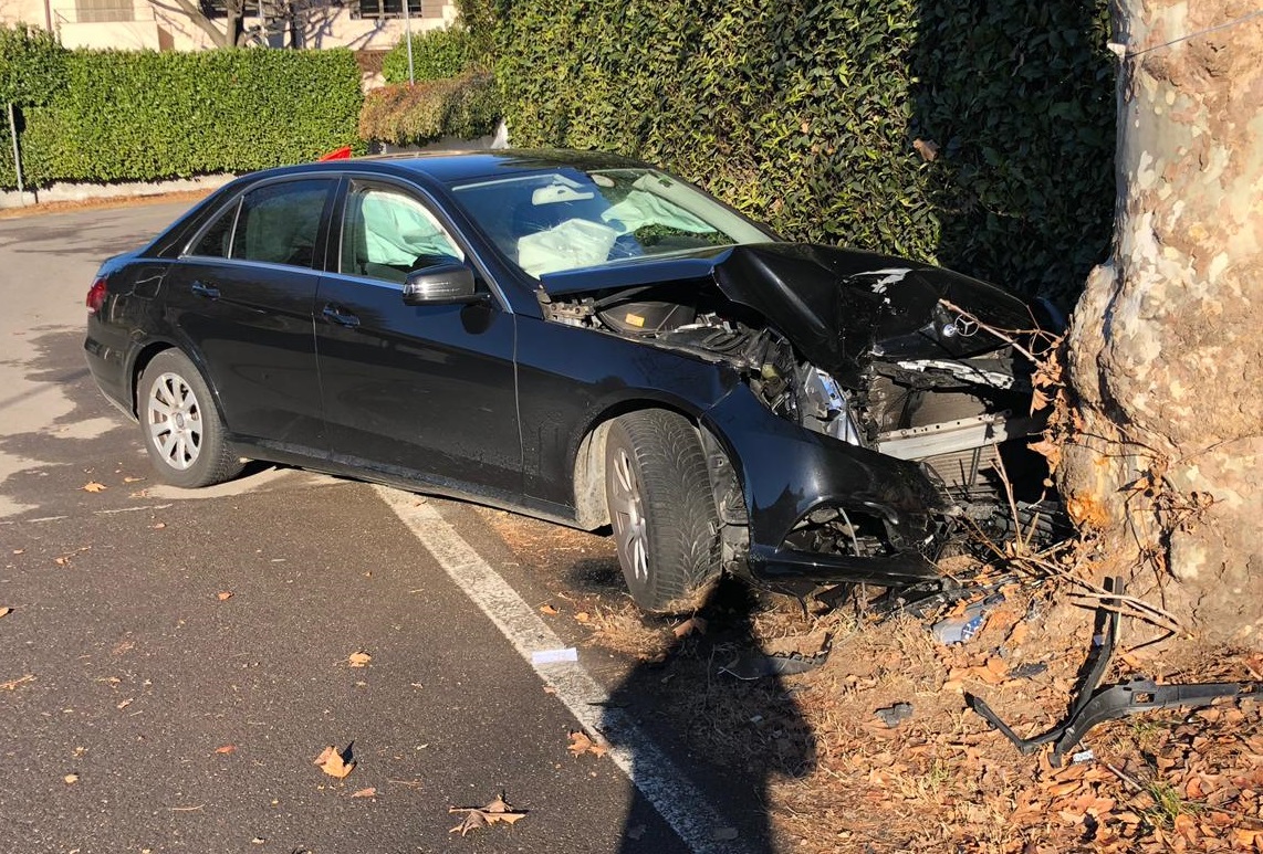 Auto contro albero nella notte FOTO