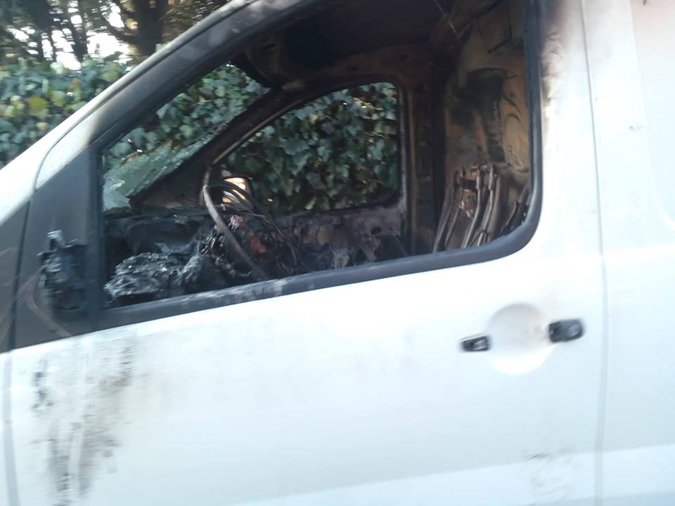 Furgone in fiamme, paura nella notte FOTO