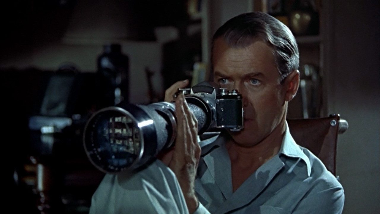 Spiare e filmare la vicina che fa la doccia non è reato