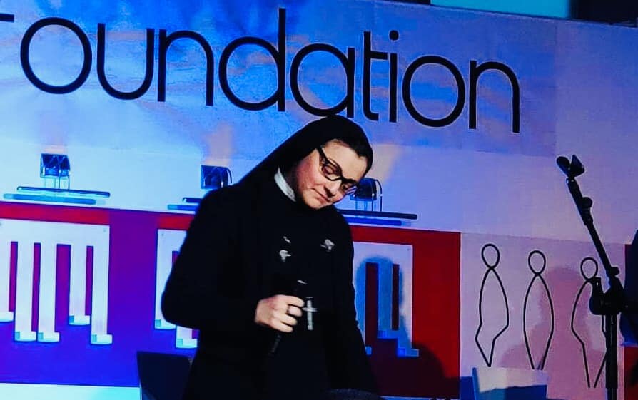 La voce di  suor Cristina entusiasma Tradate