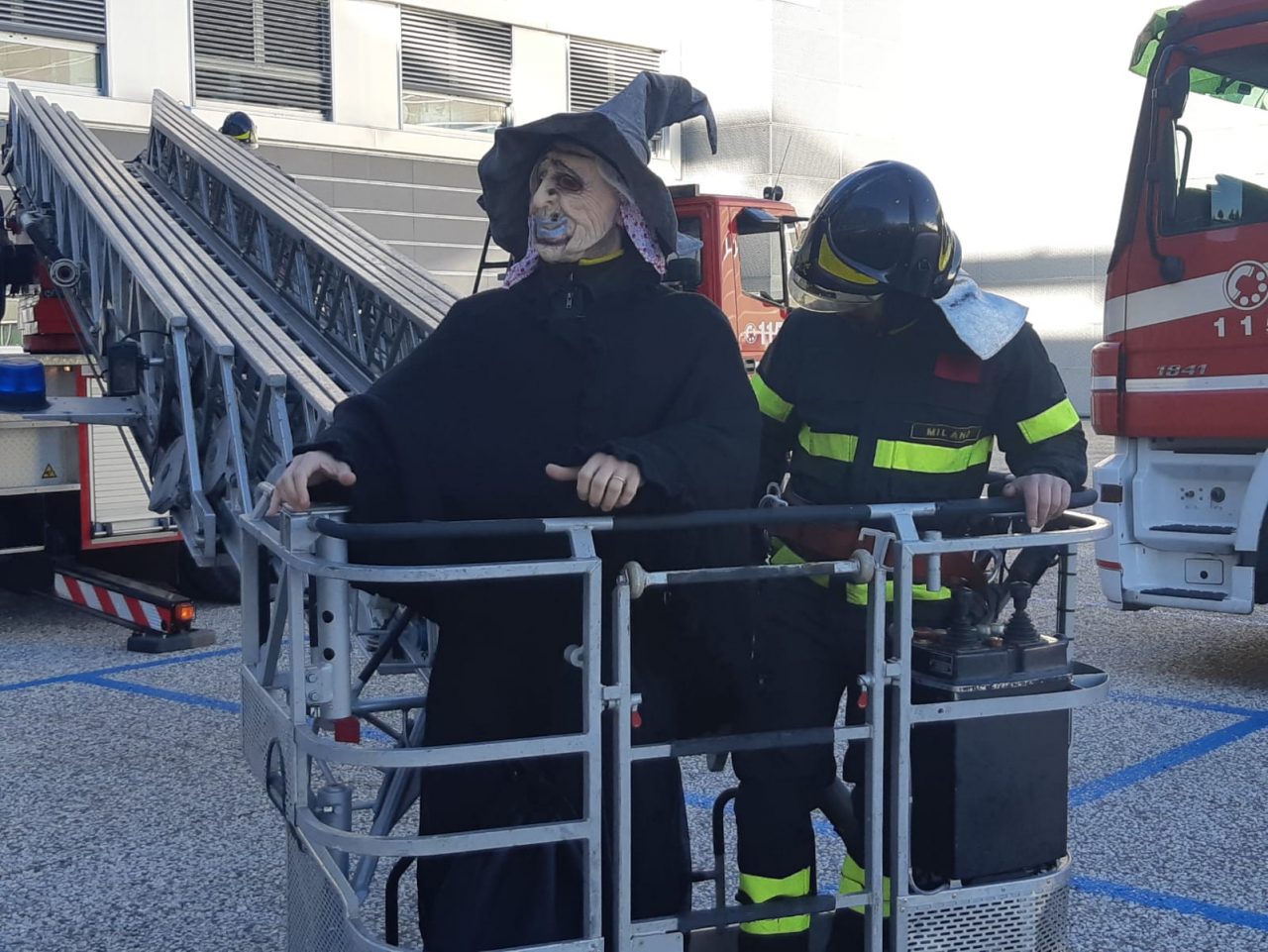 La Befana dei Vigili del Fuoco arriva in Pediatria a Legnano FOTO E VIDEO