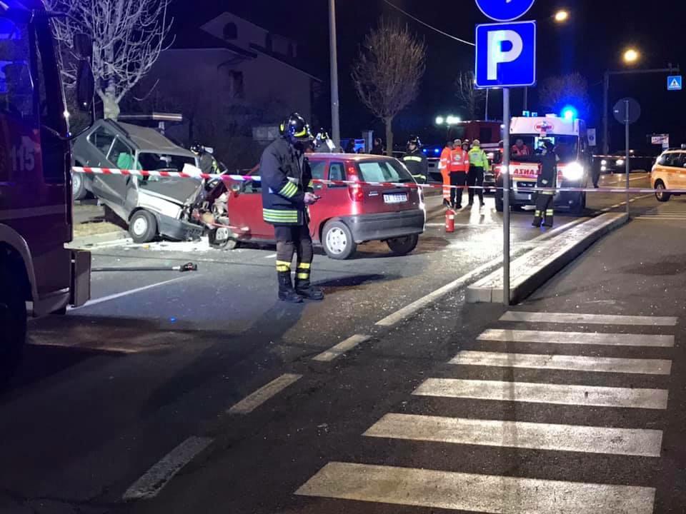 Grave incidente a Lazzate: due auto coinvolte FOTO