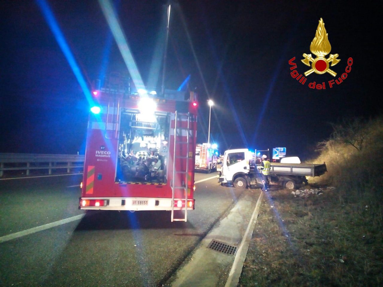 Incidente stradale tra camioncino e furgone in superstrada