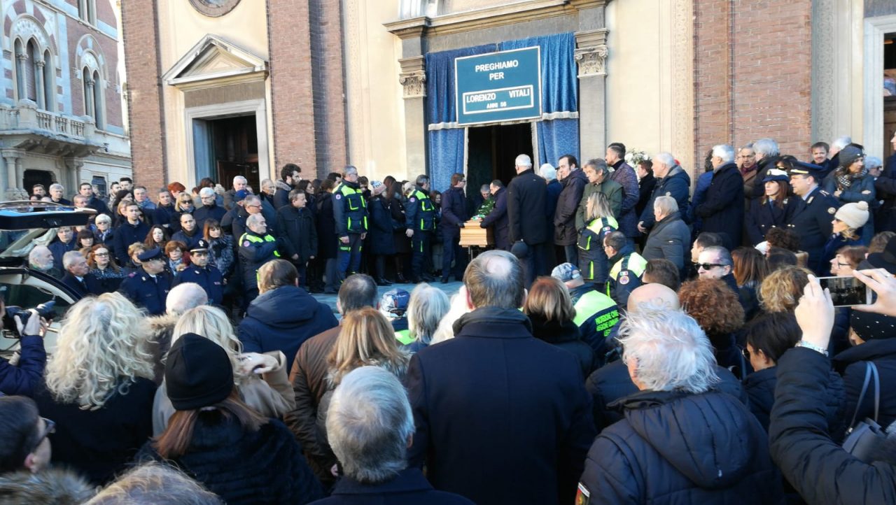 Addio a Lorenzo Vitali, chiesa gremita per l’ultimo saluto – LE FOTO