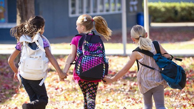 Tutti a scuola a piedi e in bici: strade chiuse attorno ai plessi