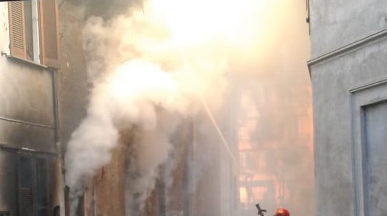 Abitazione in fiamme, donna intossicata LE FOTO