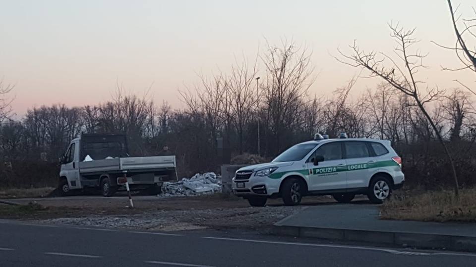 Scaricano rifiuti col camion, beccati grazie a cittadini e vigili