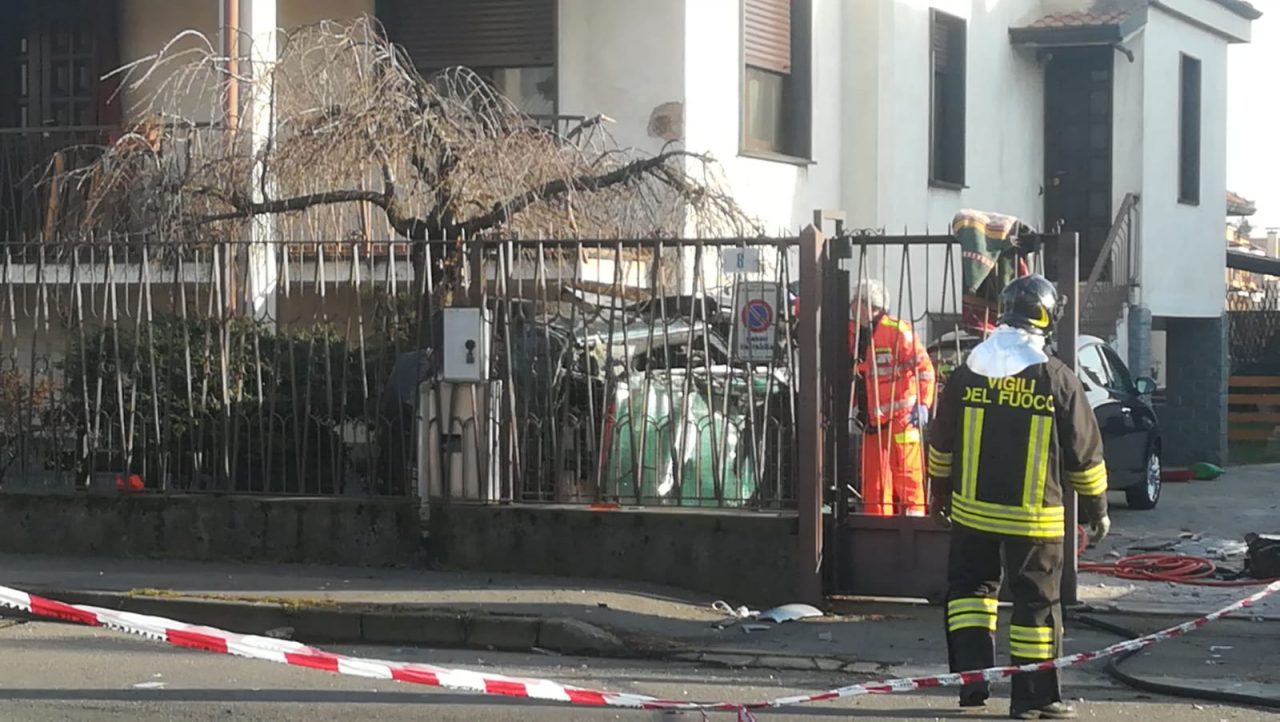 Si cappotta in auto e finisce nel giardino di una villetta FOTO