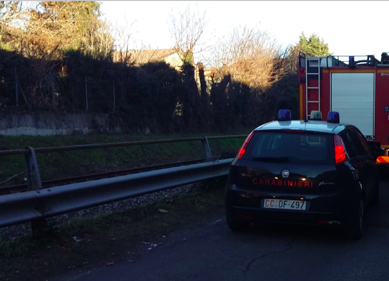 Tenta il suicidio minacciando di tagliarsi la gola: salvato dai militari FOTO