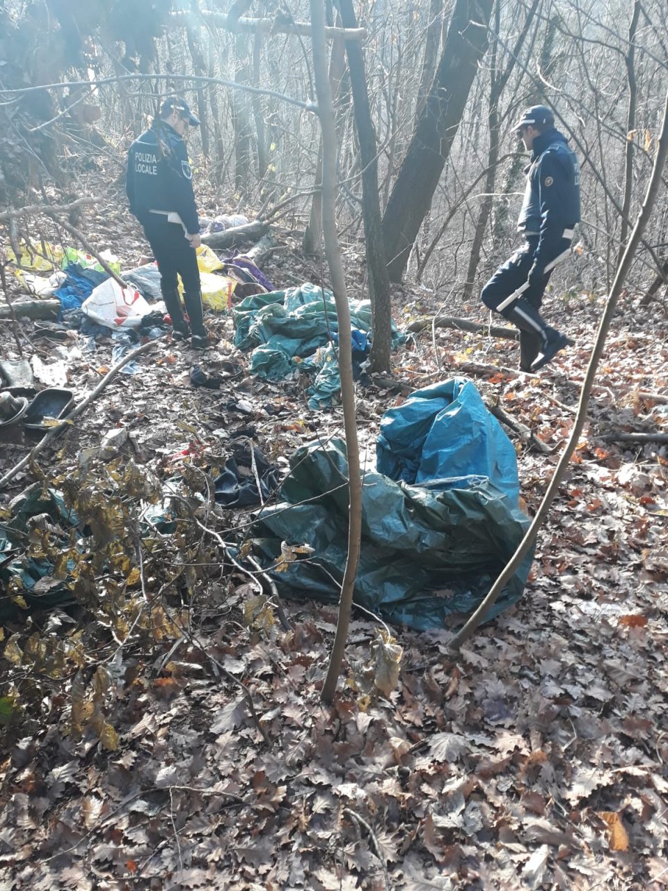Escono dal bosco con la droga, bloccati dagli agenti