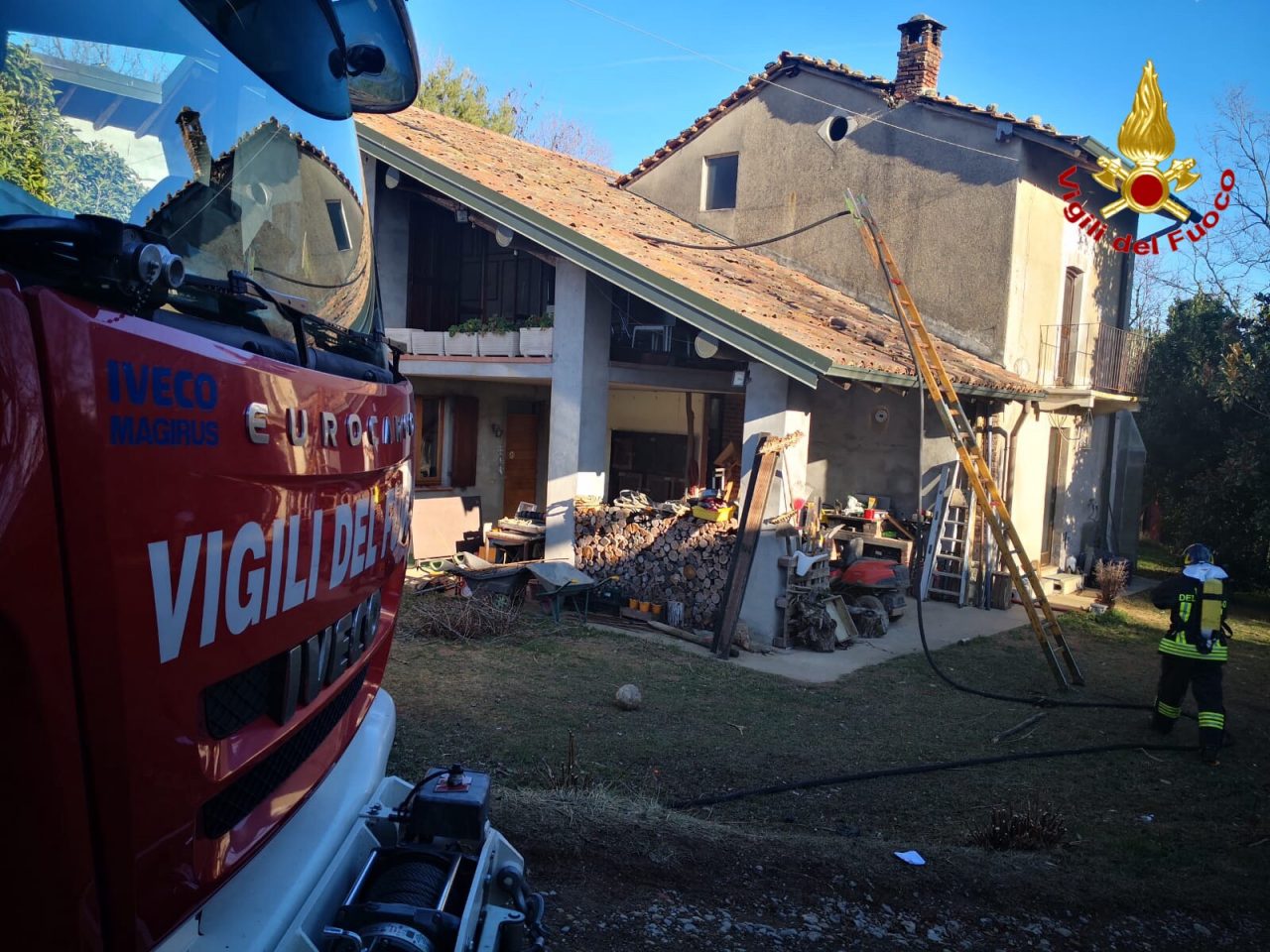 Tetto in fiamme nel comune di Gornate Olona