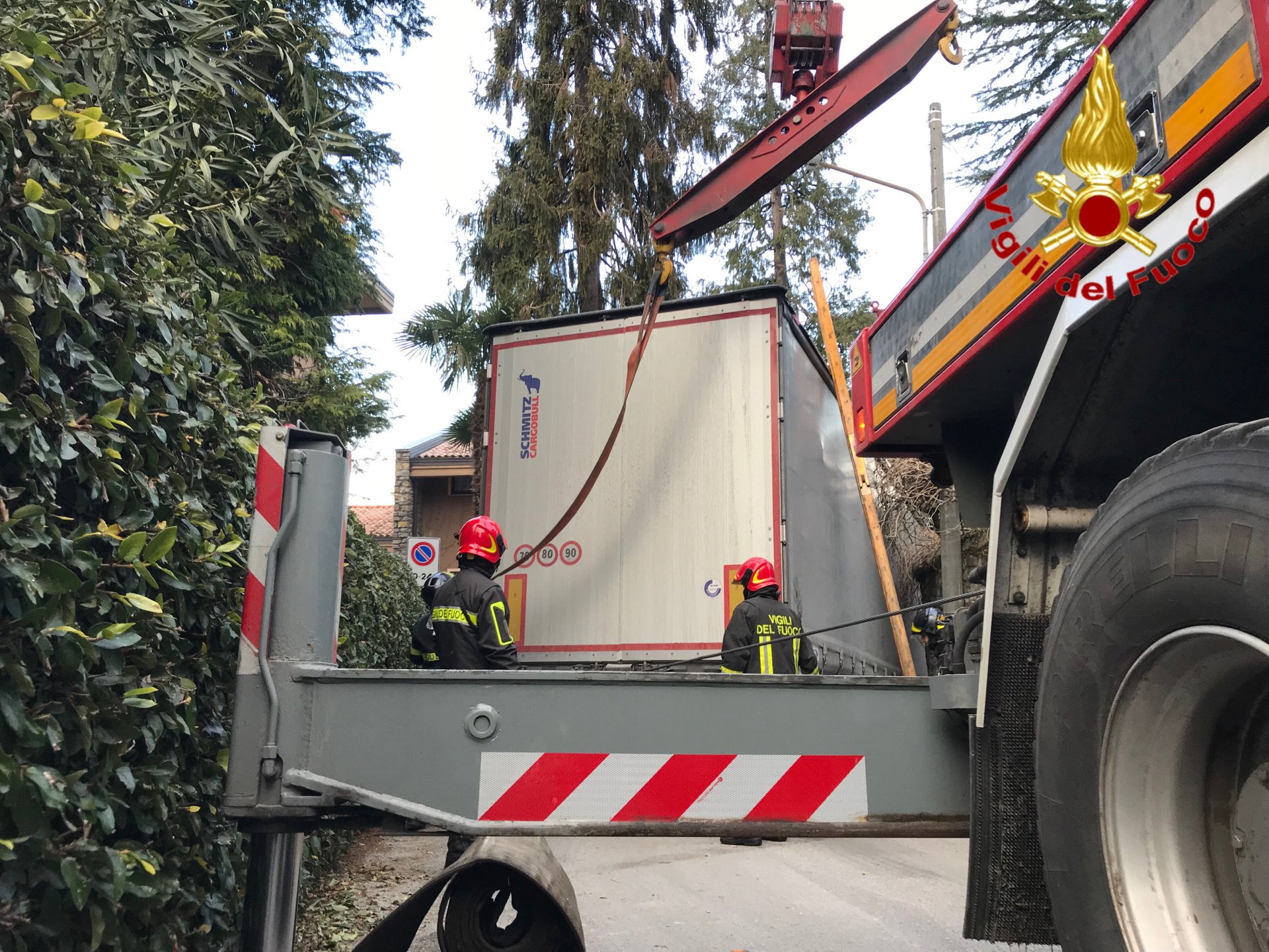 Camion incastrato in una strettoia, intervengono i Vigili del Fuoco FOTO -  Prima Saronno