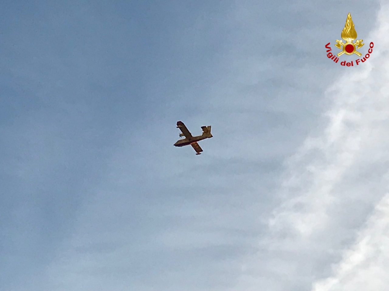 Incendio bosco sul Monte Martica, arrivato un canadair VIDEO e FOTO