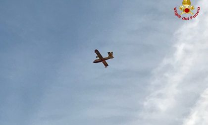Incendio bosco sul Monte Martica, arrivato un canadair VIDEO e FOTO