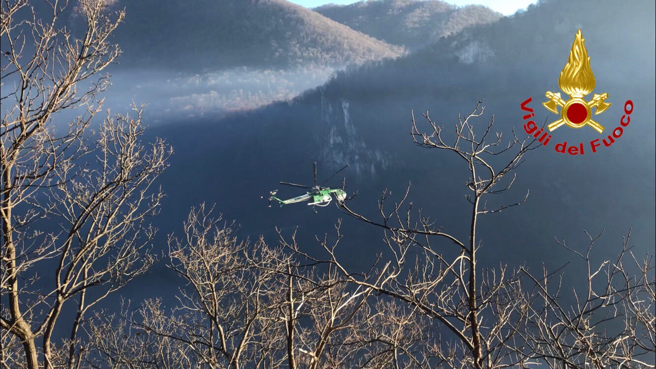 Incendio Monte Chiusarella, evacuato l'abitato di Alpe Cuseglio VIDEO e FOTO