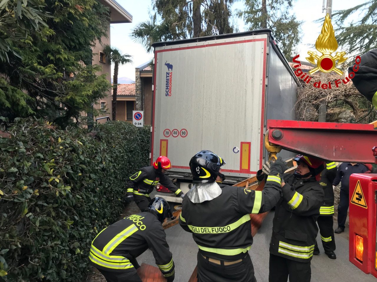 Camion incastrato in una strettoia, intervengono i Vigili del Fuoco FOTO