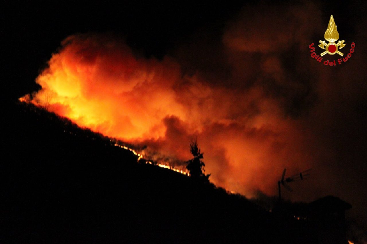 A fuoco 20 ettari di bosco a Varese VIDEO e FOTO