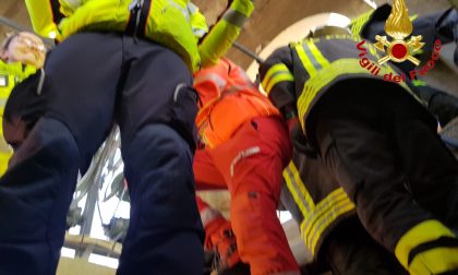 Cade dalla torre campanaria mentre smonta le luminarie di Natale VIDEO e FOTO