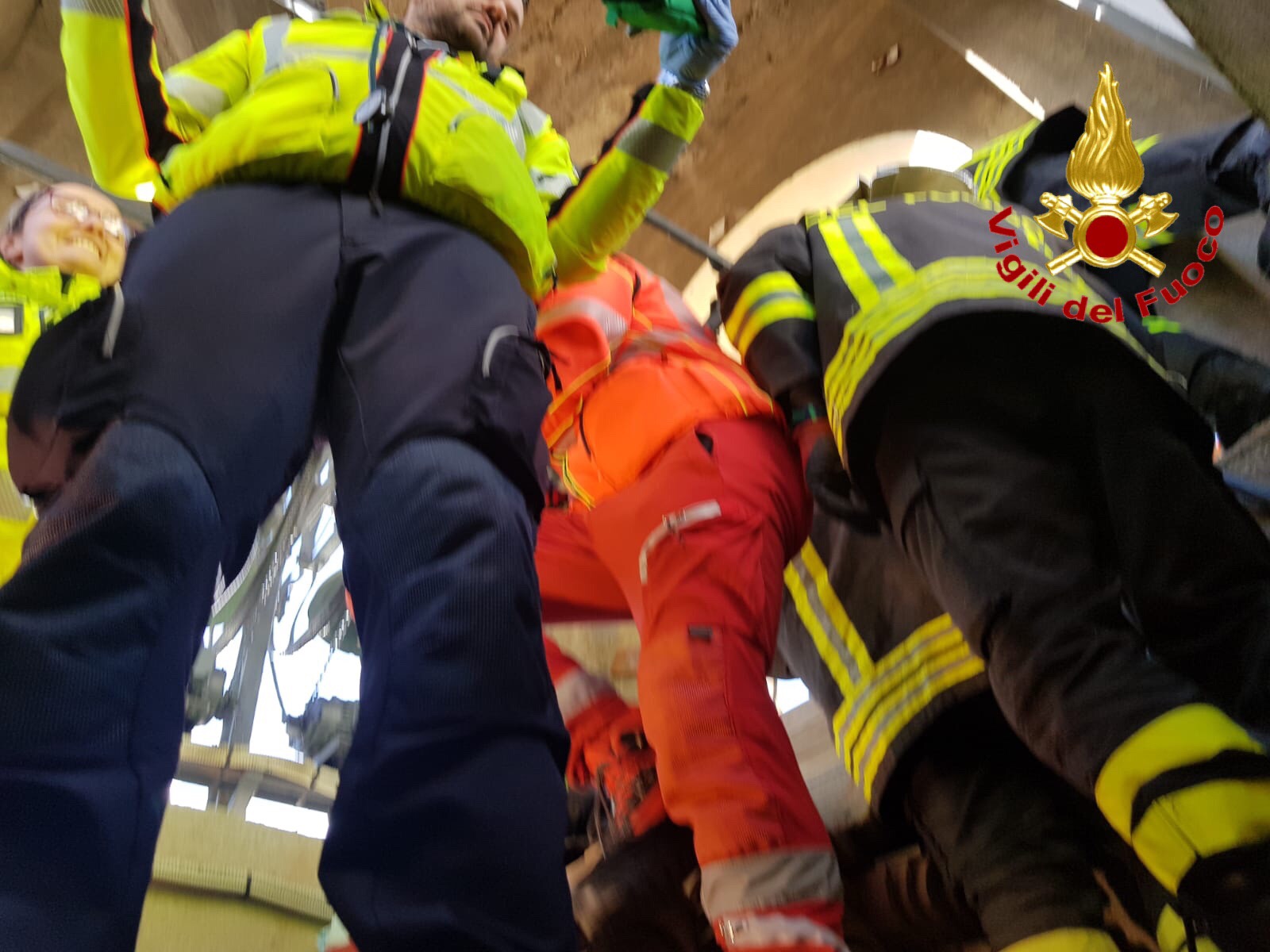 Cade dalla torre campanaria mentre smonta le luminarie di Natale VIDEO e FOTO