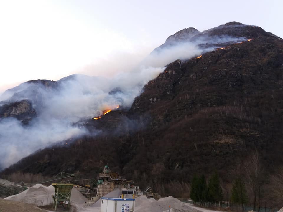 Incendi boschivi: situazione critica nel Comasco e non solo