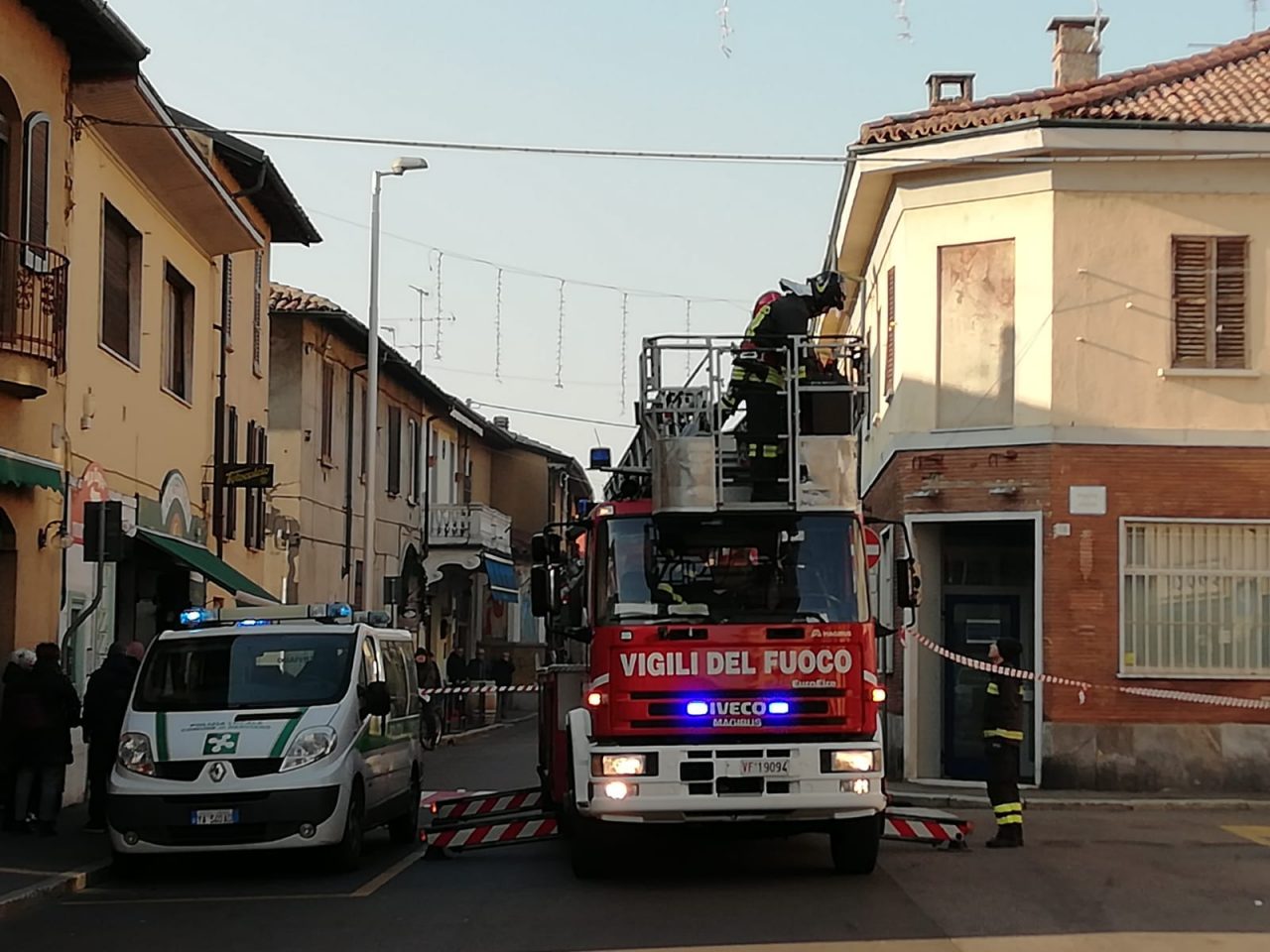 Cadono tegole in piazza, arrivano vigili e pompieri