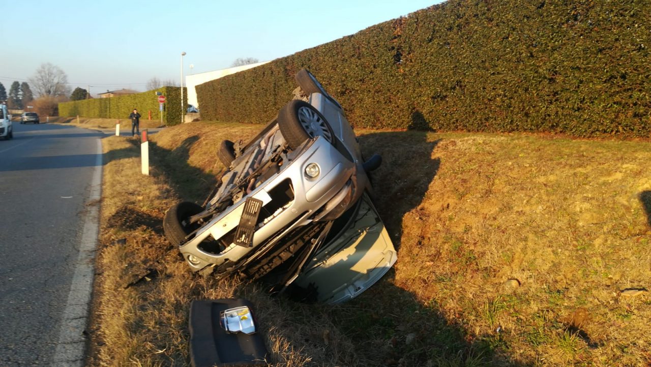 Rapina in farmacia, poi la fuga e l’incidente