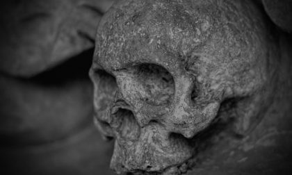 Due teschi umani in un sacchetto: macabro ritrovamento al cimitero Parco