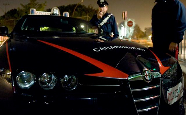 Rapinatore investito da un’auto mentre scappa