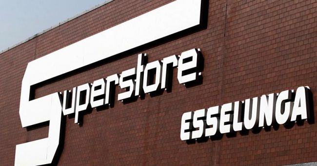 Ruba all’Esselunga, il direttore lo insegue per oltre 400 metri e lo blocca