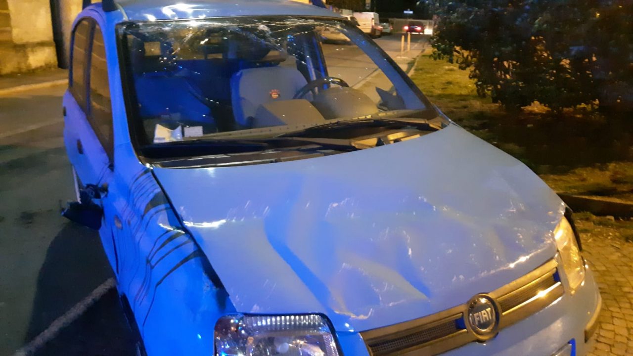 Auto si ribalta sulla piazza della chiesa parrocchiale FOTO