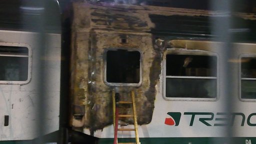 Treno in fiamme in stazione Greco-Pirelli a Milano VIDEO
