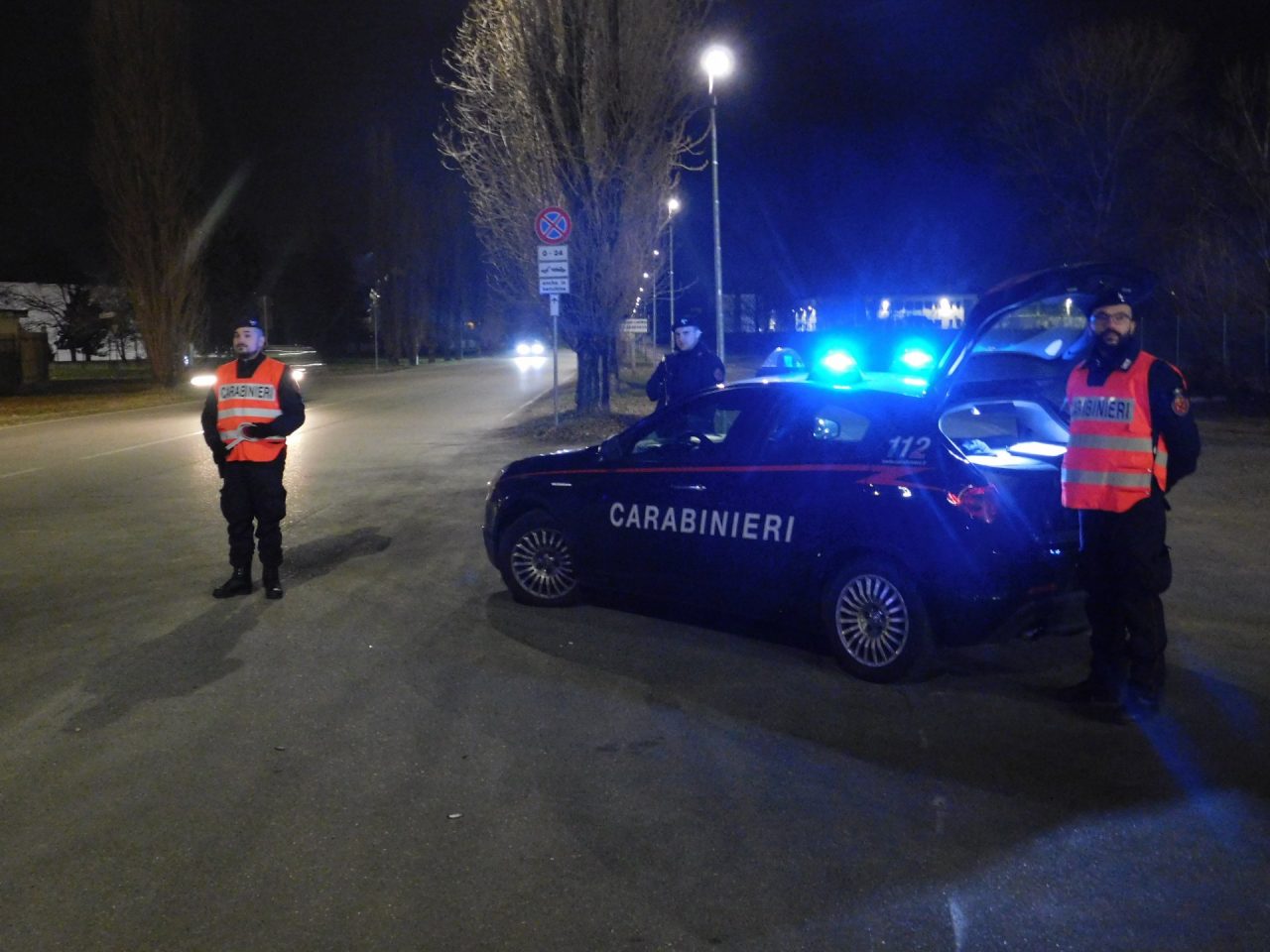 Litiga con la fidanzata poi aggredisce i carabinieri che cercano di bloccarlo