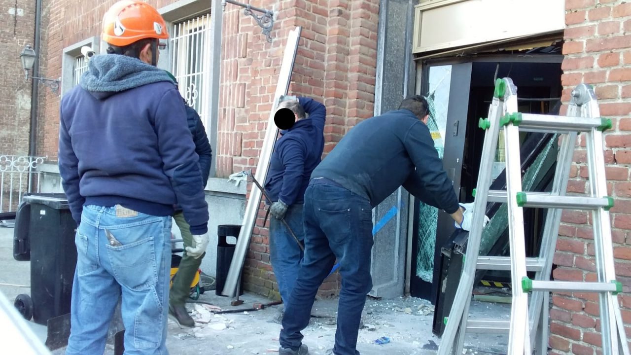 Fanno esplodere il bancomat Bpm di Casorezzo FOTO