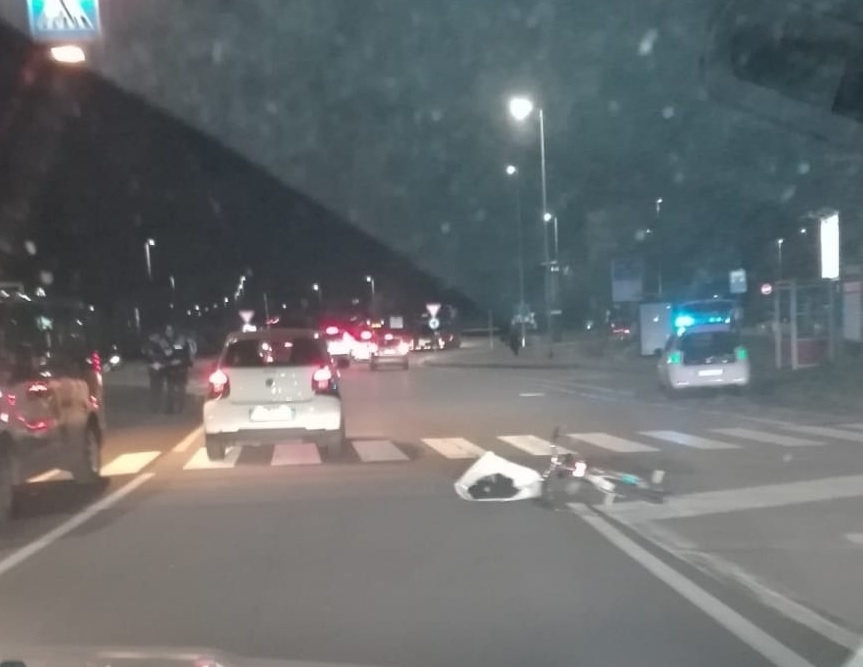 Ciclista investito nei pressi del casello autostradale