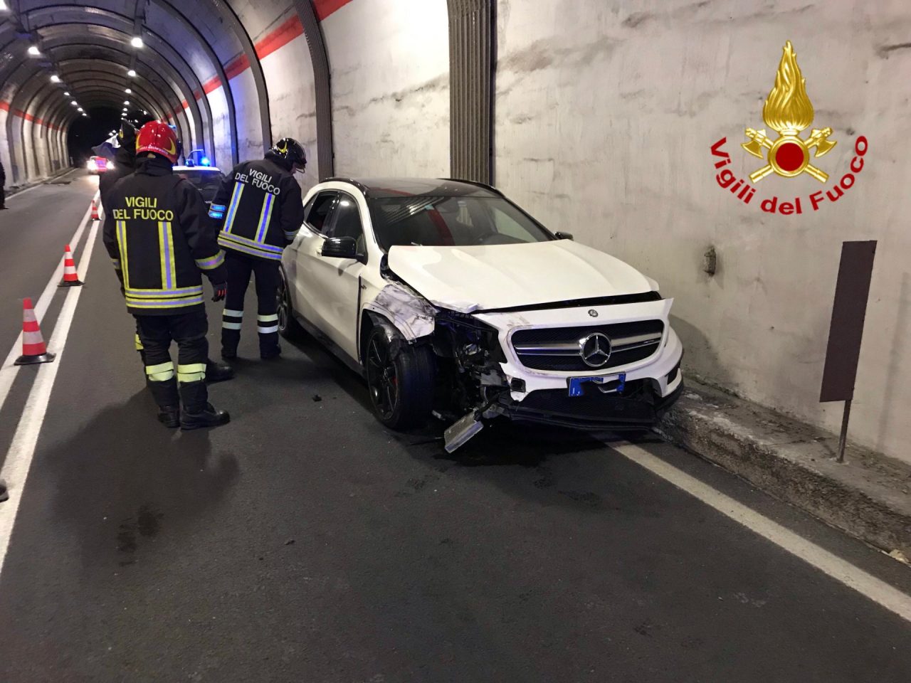 Perde il controllo dell'auto e sbatte contro i muri della galleria FOTO