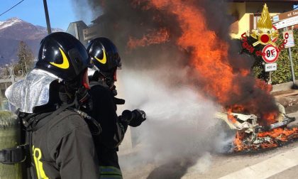 Autovettura in fiamme, intervengono i Vigili del Fuoco FOTO