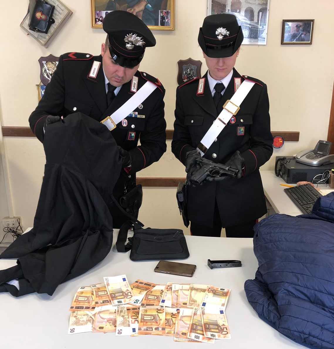 Armato di pistola rapina il supermercato, preso