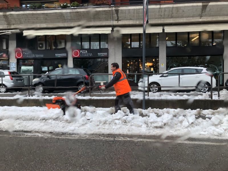 Neve a Varese: proseguono le operazioni di pulizia e salatura