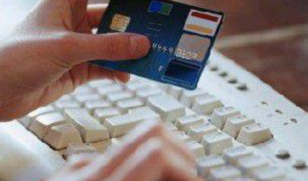 Ruba la carta di credito alla nonna e va al Motel con il fidanzato