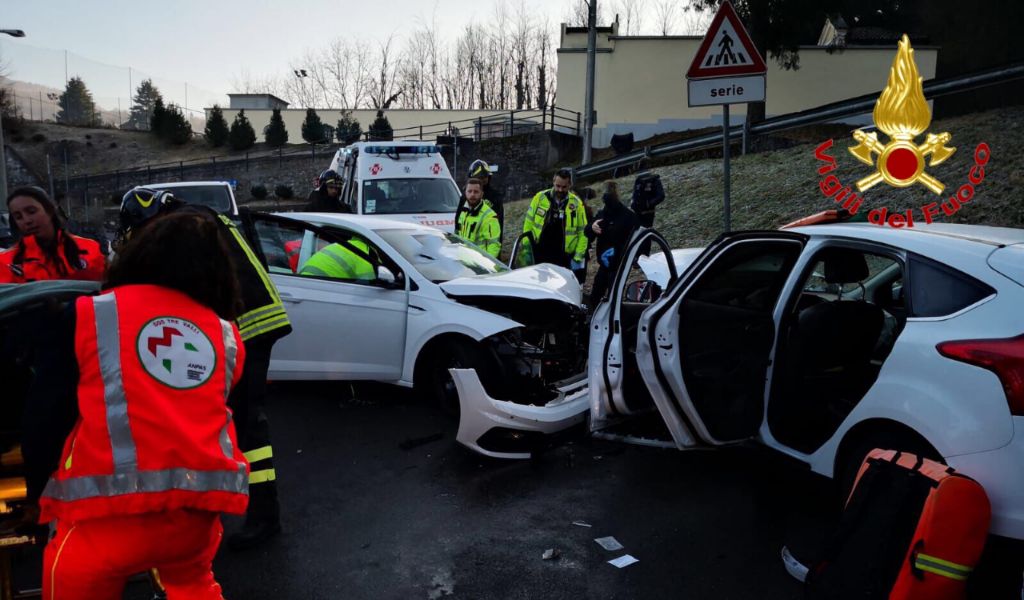 Scontro frontale a Ferrera di Varese, due feriti FOTO