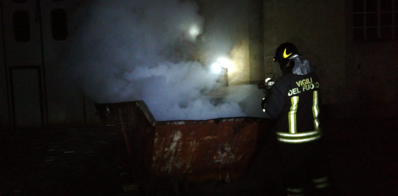 Cassonetto in fiamme, paura a Legnano