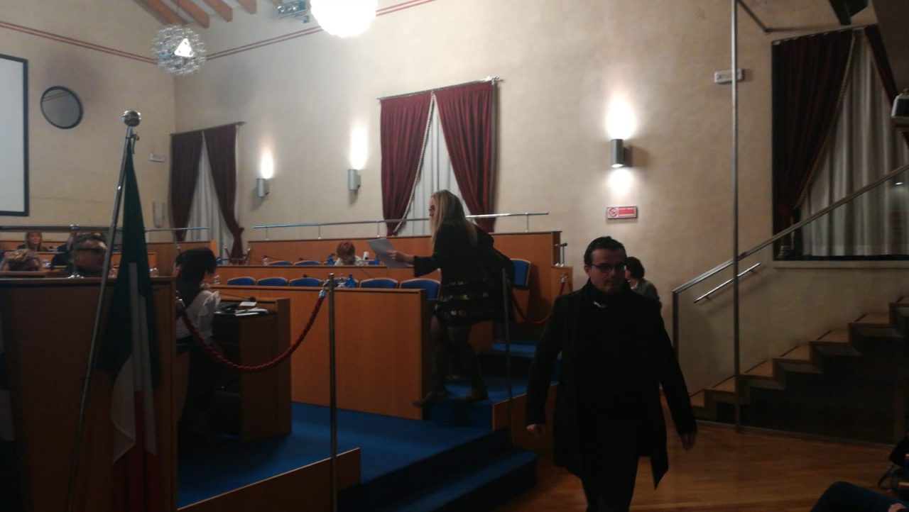 Crisi di giunta ancora aperta: la minoranza abbandona l’aula